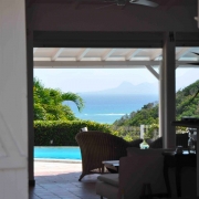 Location-villa-standing-de-luxe--avec-vue-sur-piscine-nuit-5-chambres-grande-famille--Maison-luxueuse-villa-magar-Le-Gosier---Grande-Terre---Guadeloupe---plage-de-petit-havre-et-Sainte-Anne
