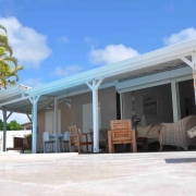 Location-villa-standing--avec-vue-sur-piscine-nuit-5-chambres-grande-famille--Maison-luxueuse-villa-magar-Le-Gosier---Grande-Terre---Guadeloupe---plage-de-petit-havre-et-Sainte-Anne